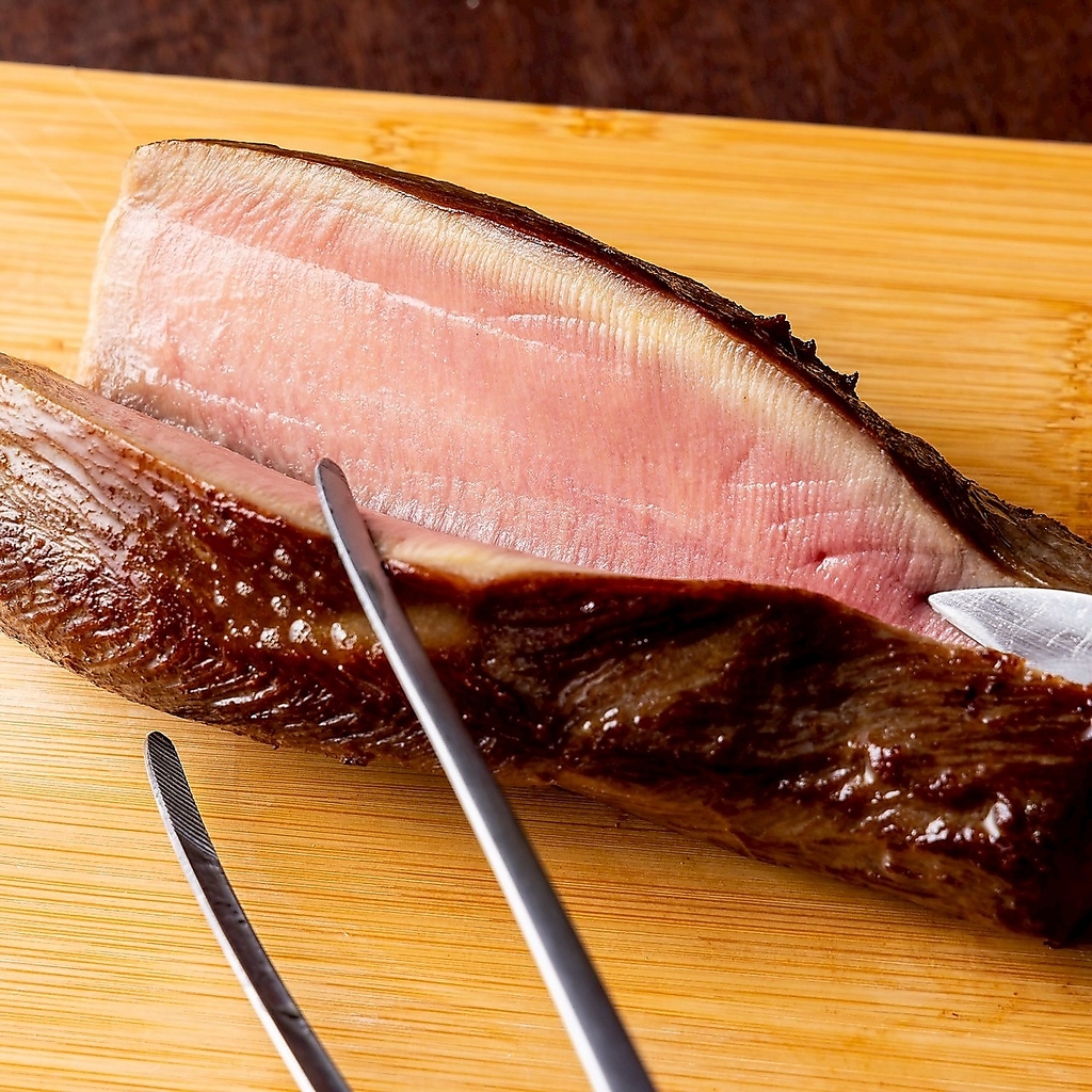 牛タン一本を低温調理で仕上げたステーキは名物