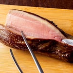 牛タン一本を低温調理で仕上げたステーキは名物