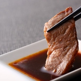 手間ひまかけて作り上げた、当店自慢の自家製タレをたっぷりつけてお召し上がりください。熟成されたタレの豊かな香りと深いコクが、お肉や新鮮な食材の旨みを最大限に引き出します。他では味わえない、この特別な風味を心ゆくまでご堪能ください。