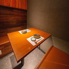 2名様でも安心の個室空間です。普段使いにはもちろん。特別な記念日などにもおすすめの空間です。美味しい料理と美味しい飲み物で素敵な1日を。
