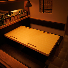 木の温もりを感じるテーブル席は、落ち着いた雰囲気が魅力。黒豚しゃぶしゃぶを囲みながら会話も弾みます。