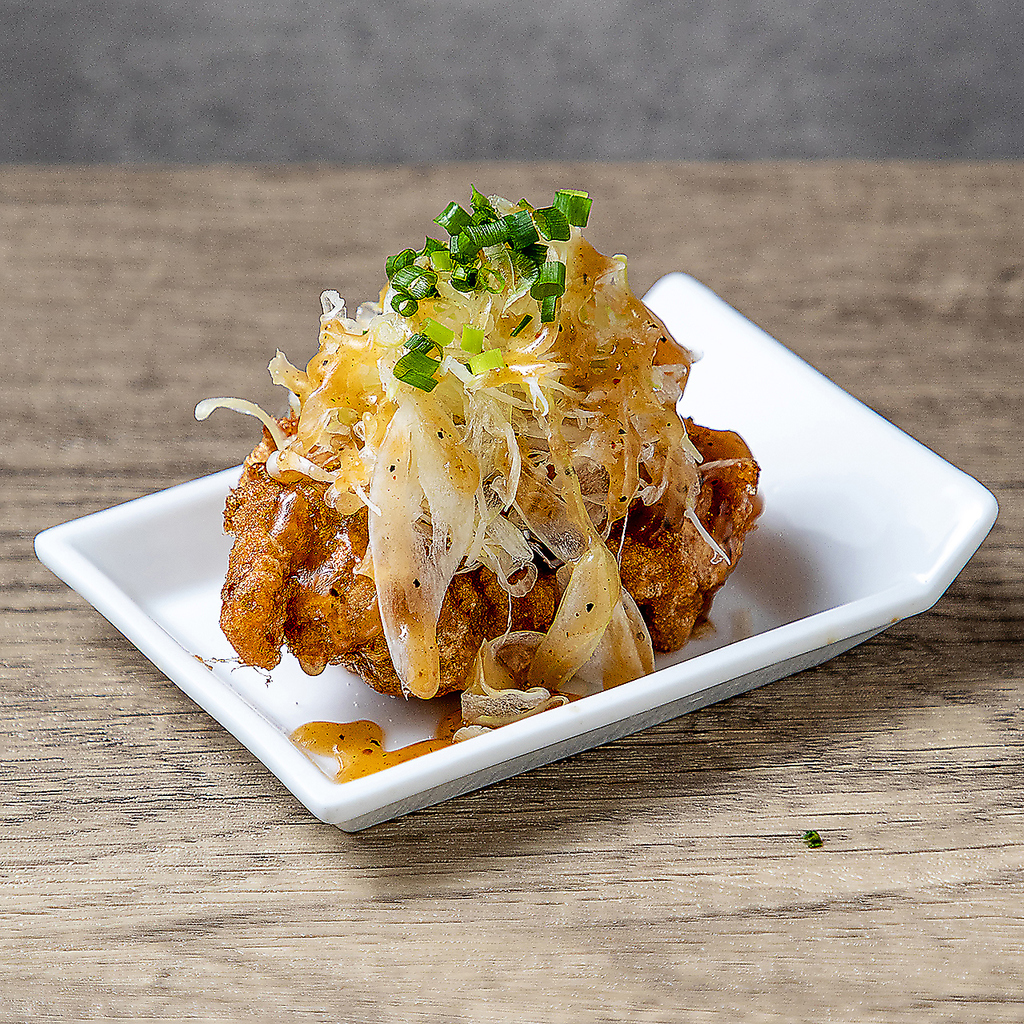 当店自慢の「ねぎ塩からあげ」は、ねぎのシャキシャキと塩だれの相性抜群！