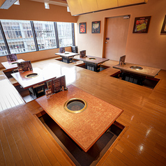 明るい日差しが差し込むお席。同僚との平日ランチ・休日の女子会ランチなどにオススメのお席です。コース・セットは事前予約可能◎