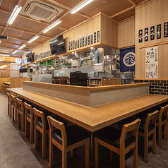 カウンターでサクッとチョイ飲みもOK！お一人様からご利用頂けます。※写真は系列店です