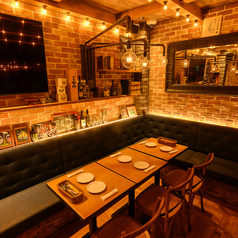 デニム調のソファー席♪ソファー席での貸切も承ります。最大25名収容可◎[イタリアン/女子会/二次会/飲み放題/歓送迎会/誕生日/ピザ/天文館/鹿児島]