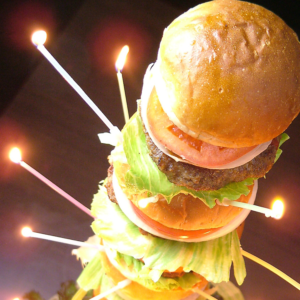 出ました！リーダー名物『ロングバーガー』会場も大盛り上がり↑20名以上なら10段サービス！！