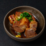 当店看板商品である「鹿児島黒豚」は、豚の角煮や、一口カツなど…様々な料理にてご提供いたします！