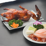 アヒルを丸ごと焼き上げる北京ダックはパリパリの皮とジューシーな肉が特徴の中華を代表する料理です