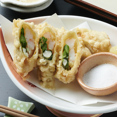 エビとアスパラの湯葉巻き揚げ