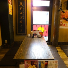 全席禁煙なのでお子様連れも安心。のびのび足を伸ばせるテーブル席。