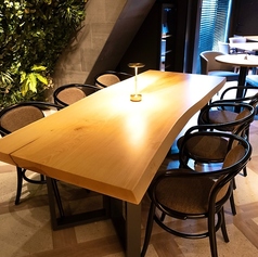 重厚感があり、ビジネスの打ち合わせや少人数の会食にぴったりです。