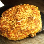 ひっくり返したらすかさず、弱火に！両面とも焼けたら辛口ソース⇒甘口ソースの順で味付けを！