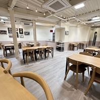 白がベースの落ち着いた雰囲気の店内です♪