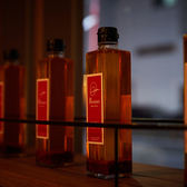 温かみのある照明が灯る落ち着いた空間。大人の隠れ家のような雰囲気で、ゆったりとお食事を楽しめます。