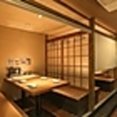 【カーテン個室】4名様～6名様まで対応可能、間のふすまを外せば最大24名様まで対応可能