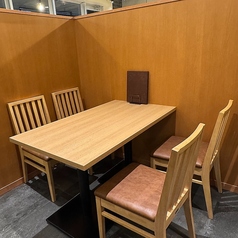 使い勝手抜群！普段使いから飲み会まで大歓迎のテーブル席◎会社帰りのサク飲みや、ご友人同士のカジュアルな集まりにぴったりの万能テーブル席です。香ばしい炭火の香りと活気ある店内の雰囲気を楽しみながら、自慢の本格中華とお酒を心ゆくまでお楽しみいただけます。レイアウト変更で最大8名様まで対応可能！