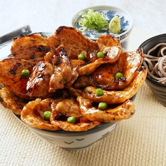炭火焼き豚丼付きセット◇人気の豚丼と田舎蕎麦を堪能！の写真