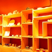 【Bacaro風見鶏イチオシの器】テーブル席のすぐ隣に並ぶ器の数々。おしゃれな空間が広がっています。
