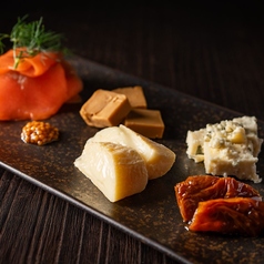 スモークサーモンと三種のチーズ盛り合わせ