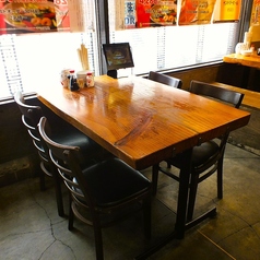 少人数でも使いやすい4名テーブル。