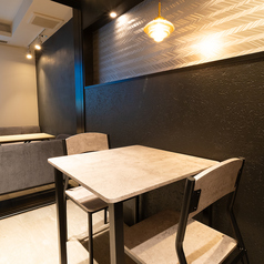 会話も弾む心地よい距離感で、お食事やお酒をお楽しみいただけます。テーブル同士を繋げてグループ利用にも対応できますので、人数や用途に合わせて様々にご活用いただけます。お席のレイアウト等はお気軽にご相談ください。