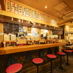 カウンター席もご利用頂けます。お１人様でもサクッと来て頂けます♪単品飲み放題コースは、ビール無しで１，５００円(税込)、ビールあり２，０００円(税込)と得なコースもご用意ありますので、是非お一人様でサク飲みにご利用下さい♪当店では、１２時～１７時まで全コース５００円OFFクーポンも配布致しております♪
