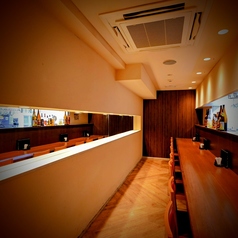 デートやお料理・お酒好きの方はこちらがおすすめ。会話をじっくり楽しみたいという場面にも、横並びで座れるカウンターがぴったりです。料理長のおすすめ料理とお酒を片手に、贅沢な江坂の夜をお楽しみください。お仕事帰りの一人飲みも歓迎です。