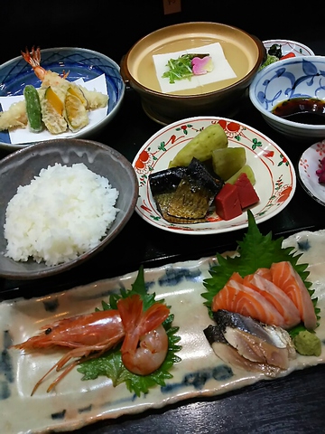 京懐石料亭で修業した主人自慢の京料理。四季折々の旬素材をご堪能あれ。