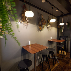 落ち着いた雰囲気の中でゆったりと食事を楽しめる空間です！2名様用のテーブル席が2つあり、カジュアルなデートや友人との食事に最適です♪心地よいインテリアに囲まれたテーブル席で、特別な料理やお酒を味わいながら、リラックスしたひとときをお過ごしください。