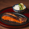料理メニュー写真&nbsp;大ぶりにカットした銀鮭幽庵焼き