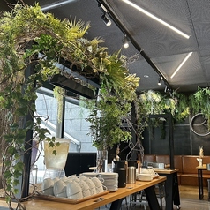 店内奥には、ゆったりとお寛ぎいただける掘りごたつ席をご用意しております。足を伸ばしてリラックスできる空間は、ご家族でのお食事やご友人との集まりにぴったり。靴を脱いで快適に過ごせるため、長時間のご利用でも安心してご利用いただけます。