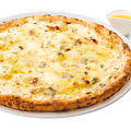 料理メニュー写真 4種のチーズのピッツァ ～ハチミツ付～