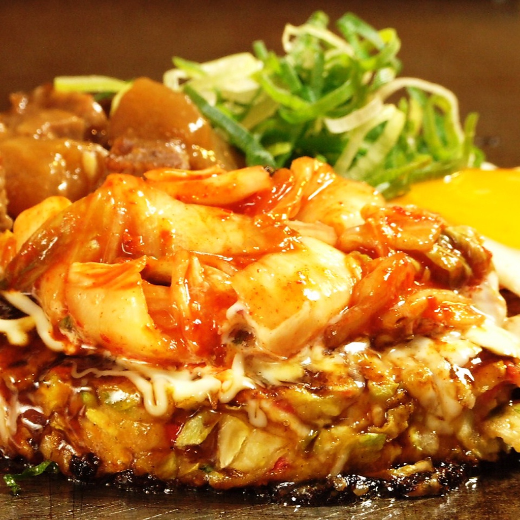 こんなにジューシーなお好み焼きも自分で焼けちゃう♪大阪デラックスは通常サイズの1.5倍!!