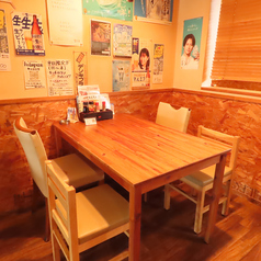 仲間とワイワイ楽しむならテーブル席！気取らない雰囲気の中で、餃子とビールを囲めば自然と会話も弾みます。居心地のよさが自慢です。