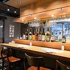 【デート向きの席 1名様×6卓】サク飲みにぴったりのカウンター席を完備。お一人様での晩酌や、カップルでのデート、仲の良い友人との語らいに。本格鶏料理を堪能できる贅沢な時間をお届けします。落ち着いた雰囲気の中で、大人の夜をお愉しみください。