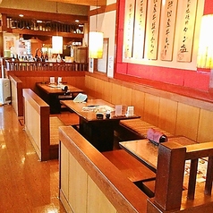 店内は広々としていて、天井も高く開放的な空間。