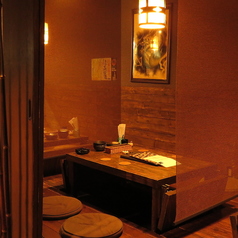 おしゃれな照明で楽しくおしゃべり。カップルにピッタリなお席をご用意♪