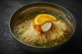 《一麺入魂》麺からこだわった自家製手打ち冷麺。コシのある手練りの麺、じっくり仕込んた極上のスープ、旨味と辛味が調和した自家製のキムチが三位一体となって織りなす絶妙な味わいです。