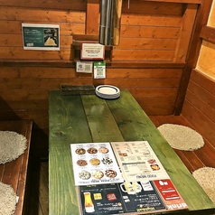 【6名様掛けテーブル席】木の温もりに包まれた優しい雰囲気の店内は居心地が良く、ゆっくりとお食事をお楽しみいただける空間です。水沢駅徒歩1分と駅近アクセス良好で終電を気にせずにお過ごしいただけます。ご来店お待ちしております☆