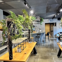 お一人様でも気軽にご利用いただけるカウンター席をご用意しております。リラックスしながらゆったりとした時間を過ごせる空間です。軽く一杯楽しみたいときや、ちょっとしたお食事にもぴったり。