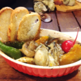 広島県産の牡蠣のアヒージョ！牡蠣の食感と口に広がる潮の香りが人気の一品です！生牡蠣が苦手な方でもおいしくお召し上がりいただけます☆