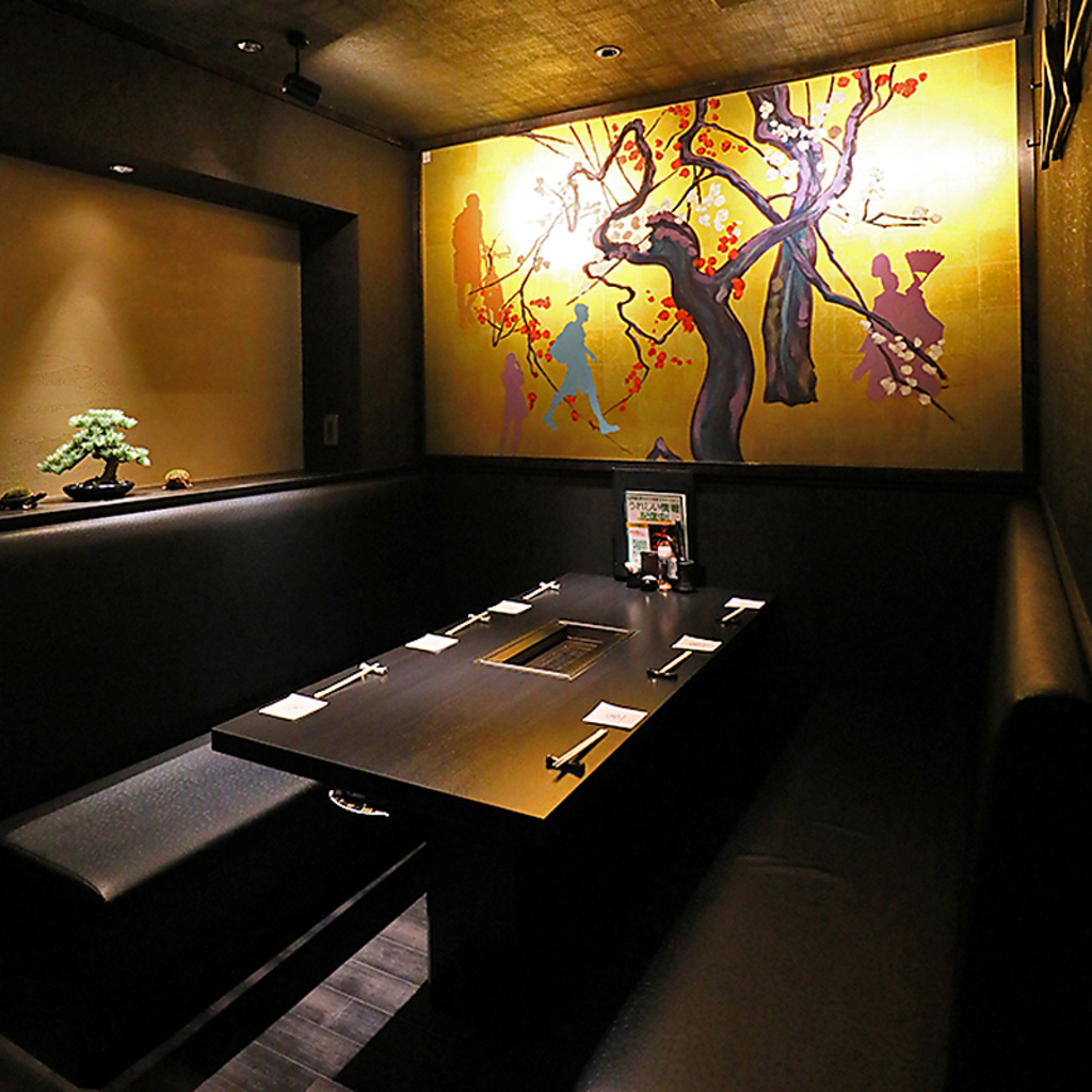 デザイナーが手掛けたおしゃれで 高級感を漂わせる洗練された上品な  個室・店内。