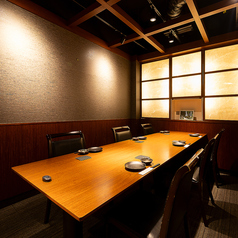 【テーブル席】ゆったりと座れるテーブル席は、少人数での宴会やご家族でのお食事に最適です。落ち着いた雰囲気でお楽しみいただけます。