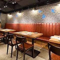 【宴会向きの席 2～4名様×9卓】木のぬくもりを感じる木目調のテーブル席は、友人同士の飲み会や会社宴会など、グループでのご利用に最適です。広々としたフロアは30名様以上での貸切も可能で、賑やかなパーティーにも対応◎ゆったりと寛げる空間で、こだわりの料理を囲みながら、皆様で楽しいひとときをお過ごしください。