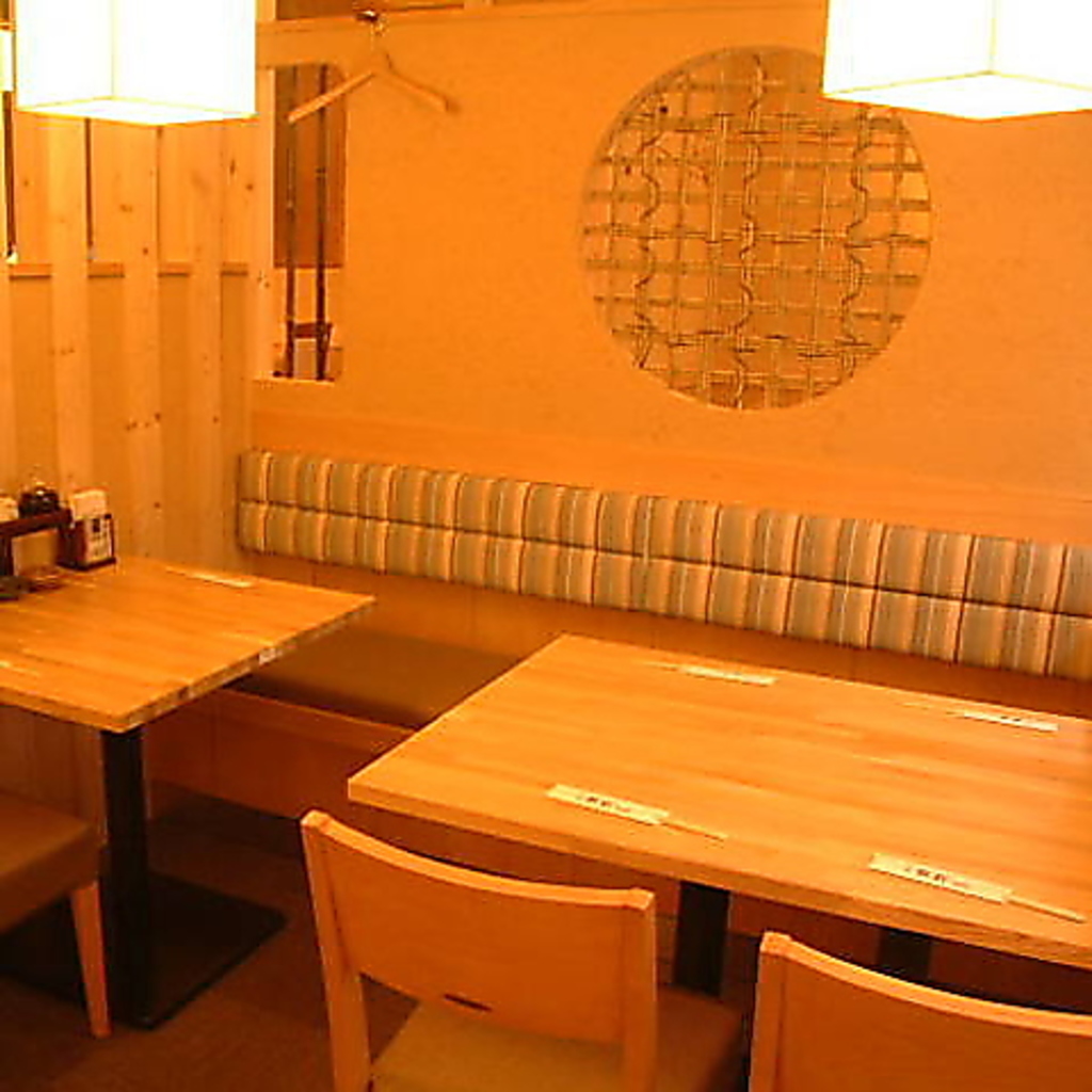 落ち着いた雰囲気が魅力の広々としたテーブル席は、各種宴会やデートなど様々なシーンで利用可能◎