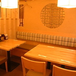 落ち着いた雰囲気が魅力の広々としたテーブル席は、各種宴会やデートなど様々なシーンで利用可能◎