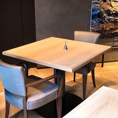 木の質感を活かしたシンプルかつ座り心地の良い肘掛け椅子が並ぶエリアです。