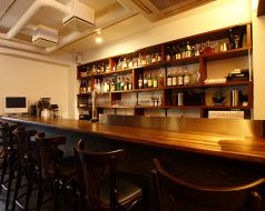 カウンター風景。7席。お一人様多し。