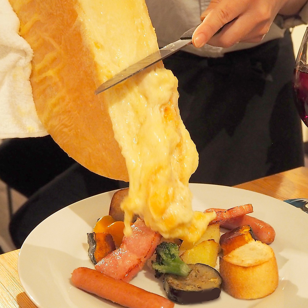 期間限定でラクレットチーズも登場！肉×チーズの絶妙な絡み合い♪