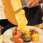期間限定でラクレットチーズも登場！肉×チーズの絶妙な絡み合い♪